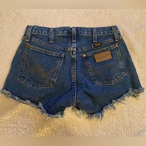 Wrangler high waisted jean shorts size 25